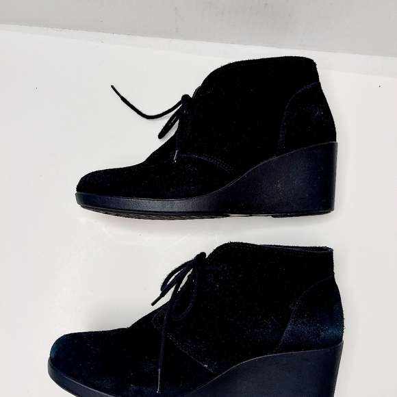 CROCS Leigh Ankle Boots Black Suede Wedge Heel Lace Booties Womens Shoe Size 6.5 - Picture 8 of 15